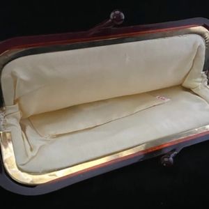 Vintage 1970s Kiss Closure Woven Wheat Straw with Marbled Top & Closure